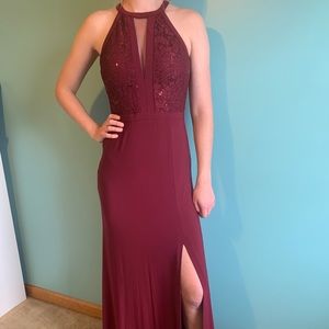 Burgundy long dress with mesh and lace details